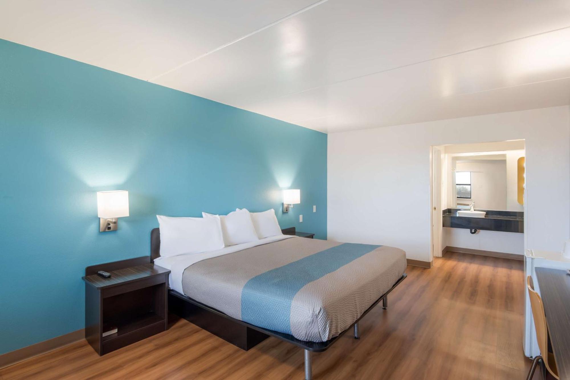 Deluxe King Room - Non-Smoking
