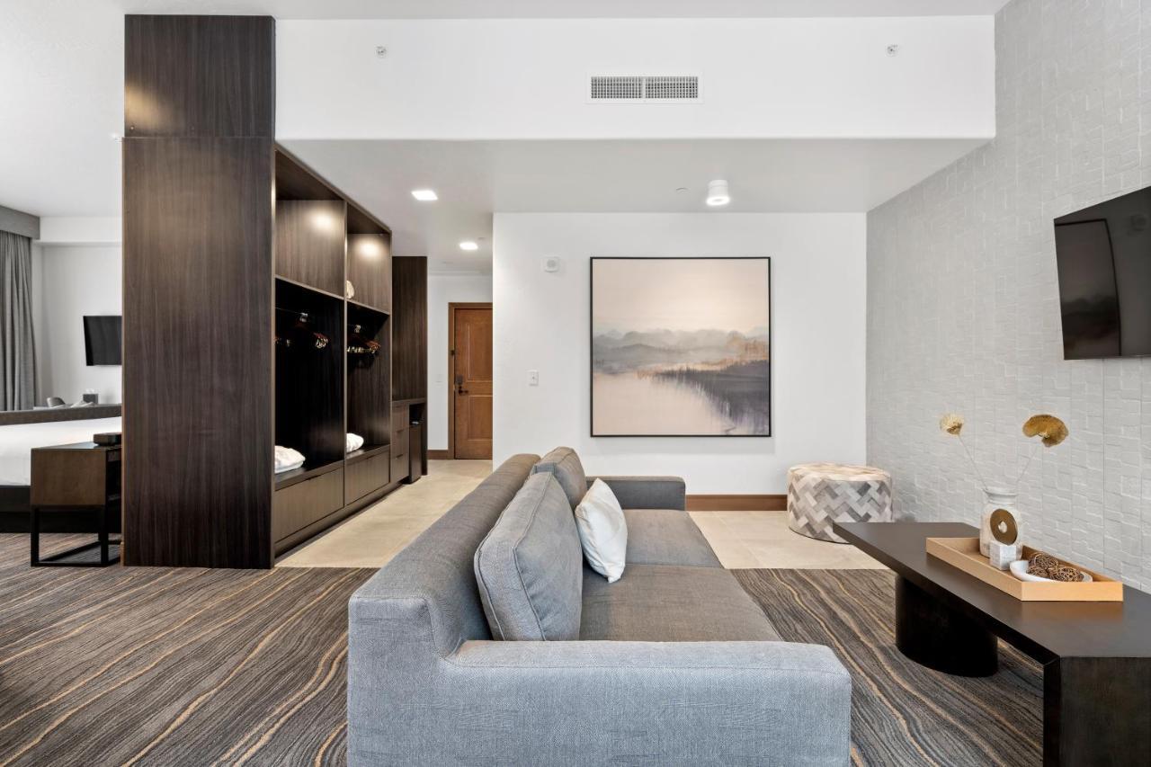 Deluxe King Suite