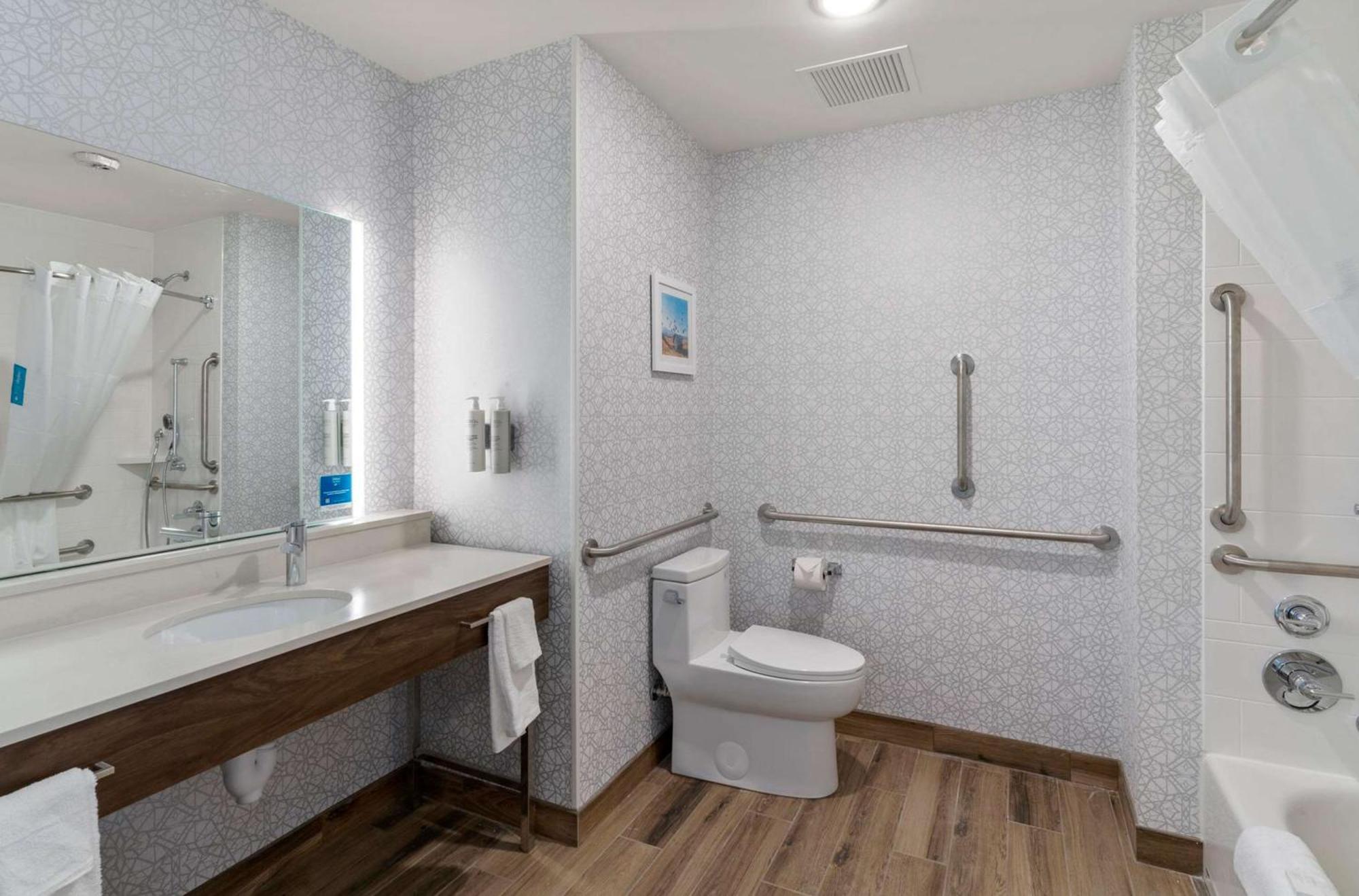Queen Room with Two Queen Beds and Bath Tub - Mobility Access