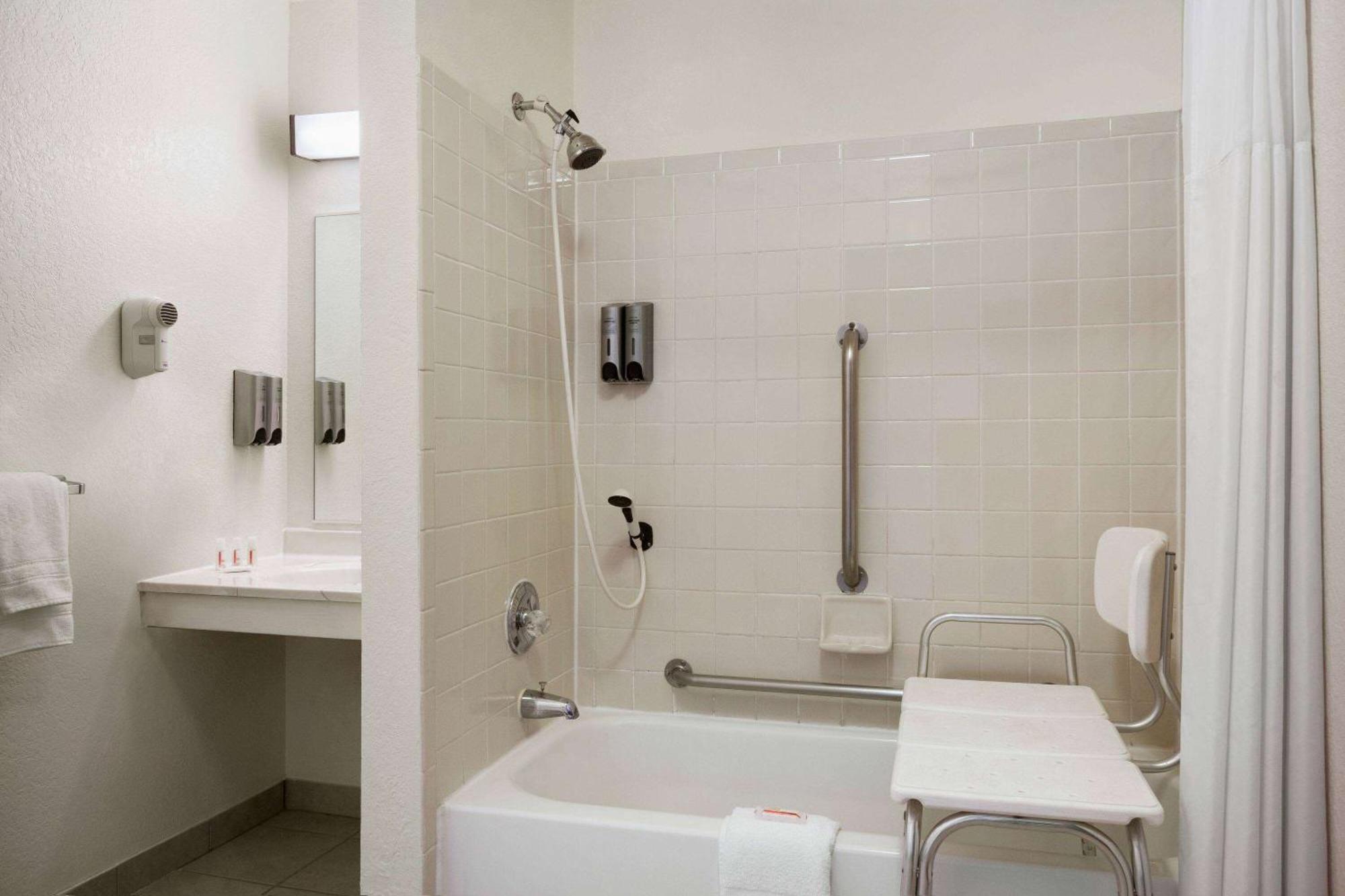 Queen Room - Disability Access/Non-Smoking