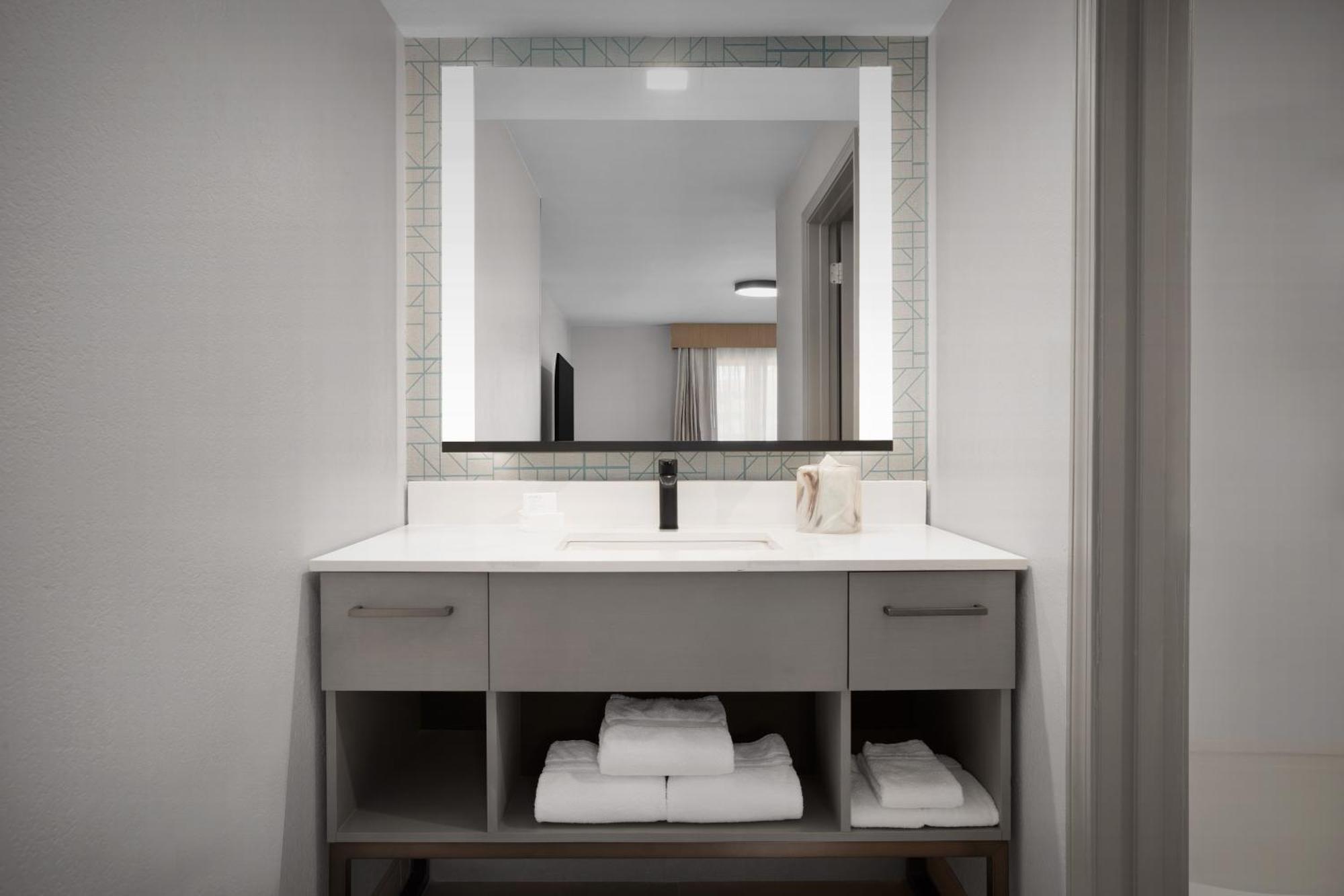 King Suite - Mobility Access/Non-Smoking,1661641266:JPEG