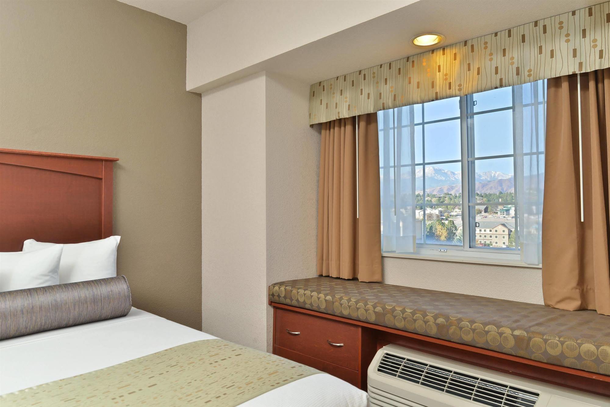 King Suite with Bath Tub - Disability/Non-Smoking