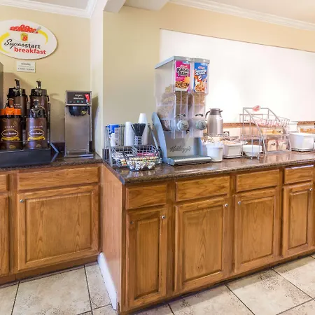 Super 8 By Wyndham Colorado Springs/Chestnut Street-2